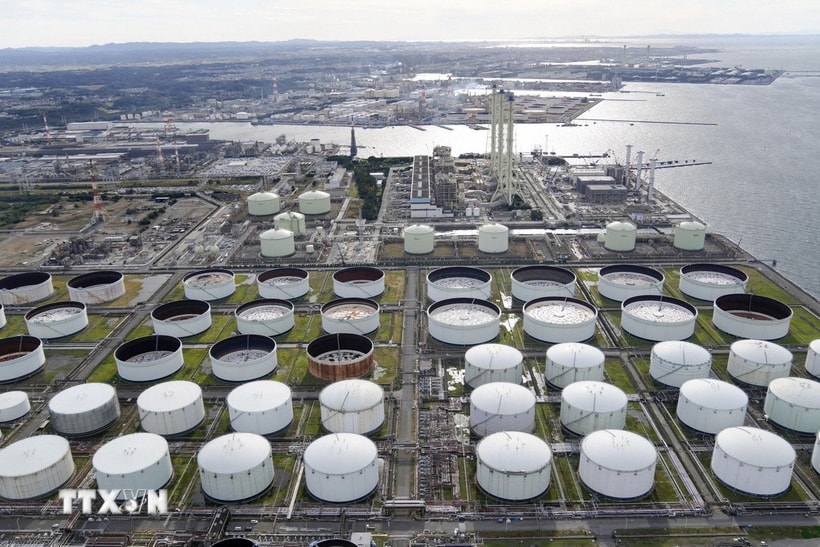 Giá dầu giảm nhẹ khi các nước cân nhắc xả kho dự trữ khẩn cấp