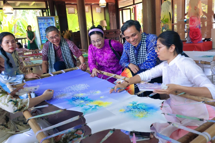 Áo dài Việt - “sứ giả hữu nghị” trong dòng chảy hội nhập