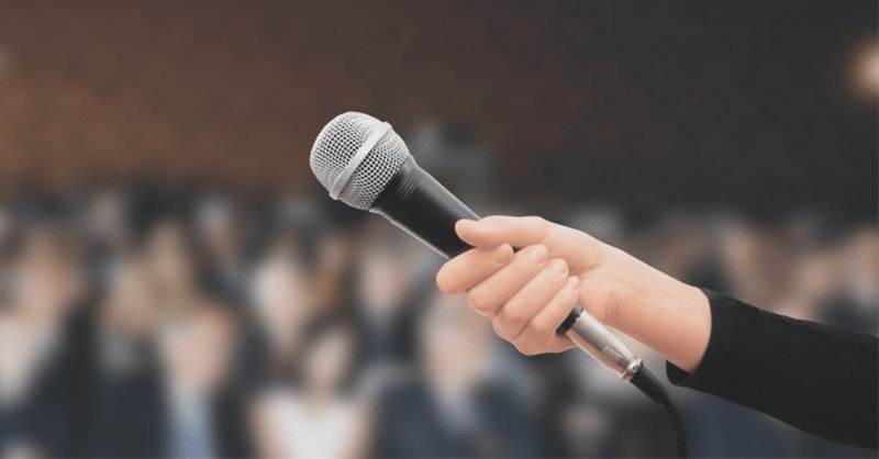 Khi doanh nhân cầm micro