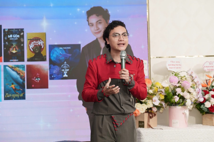 Đặng Thiên Phong và ấn phẩm "Tarot cá mập voi"