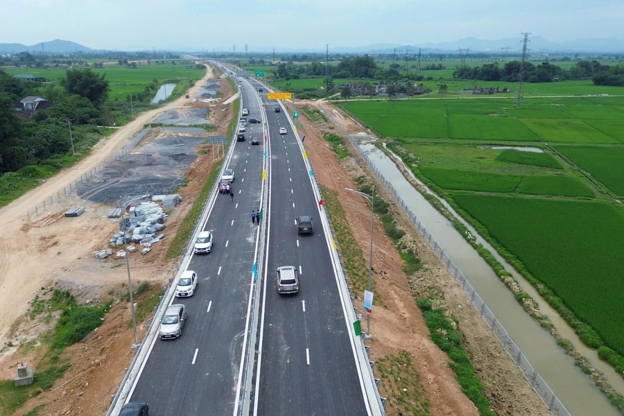 Bộ Xây dựng sẽ khai thác toàn tuyến cao tốc Bắc - Nam vào cuối tháng 4