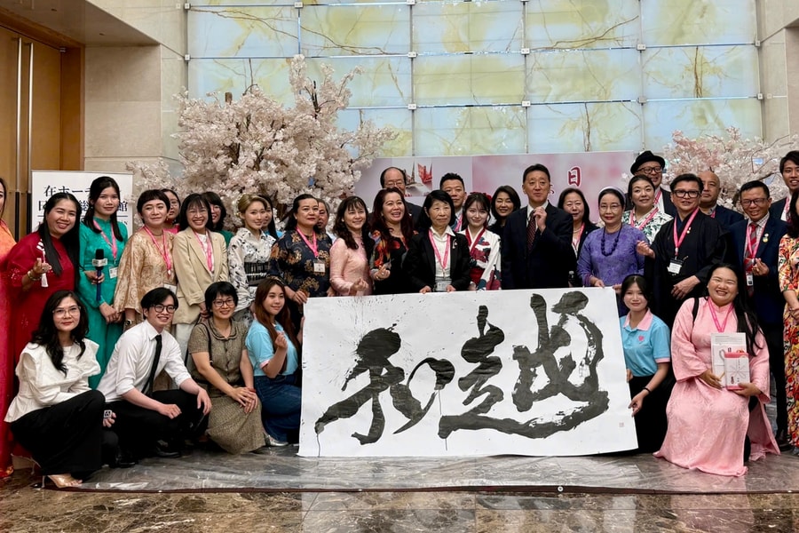 Giao lưu Nhật - Việt và trao tặng sách, thiết bị học tập tại TP.HCM