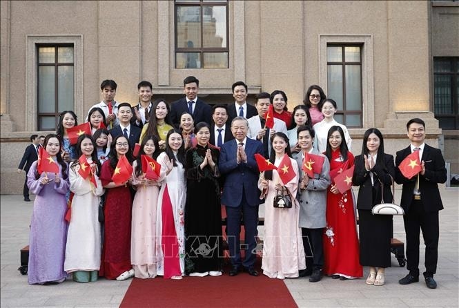 Tổng Bí thư, Chủ tịch nước Tô Lâm gặp gỡ cộng đồng người Việt Nam tại Trung Quốc