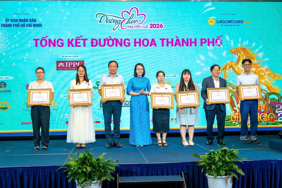 16 tập thể và 38 cá nhân được vinh danh tại lễ tổng kết Đường hoa Nguyễn Huệ 2026