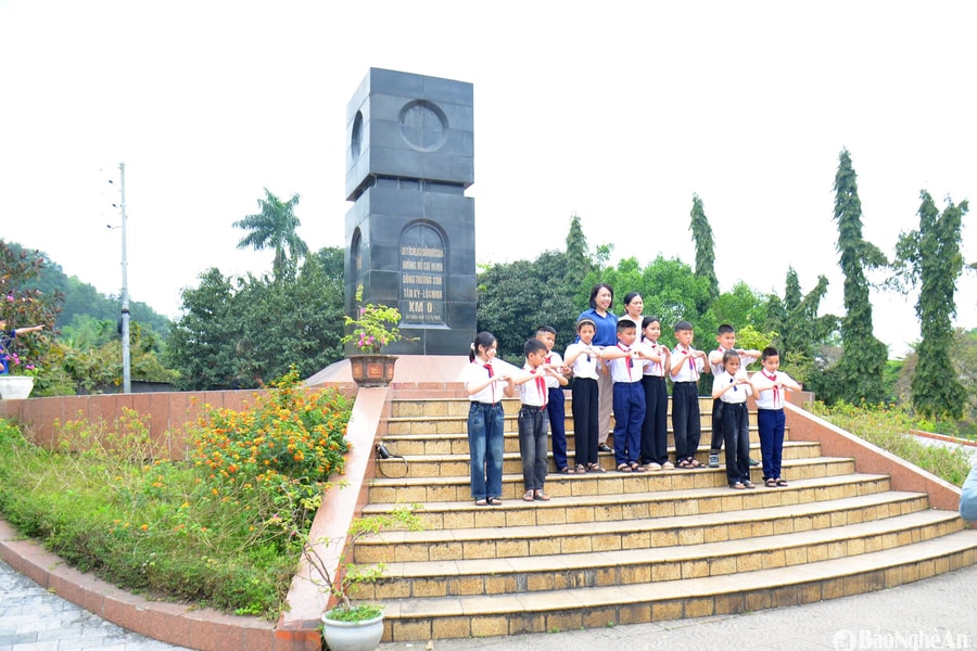 Đường Hồ Chí Minh với hai cột mốc số 0