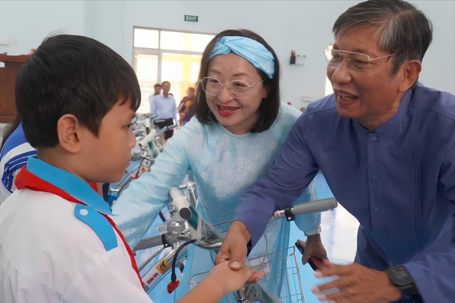 Công ty TNHH Mi Hồng trao 30 xe đạp cho học sinh khó khăn tại Đồng Tháp
