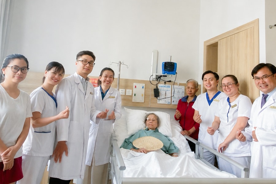Vinmec Central Park cứu sống hai cụ bà U90 và U100 tuổi bị đột quỵ nhồi máu não nghiêm trọng