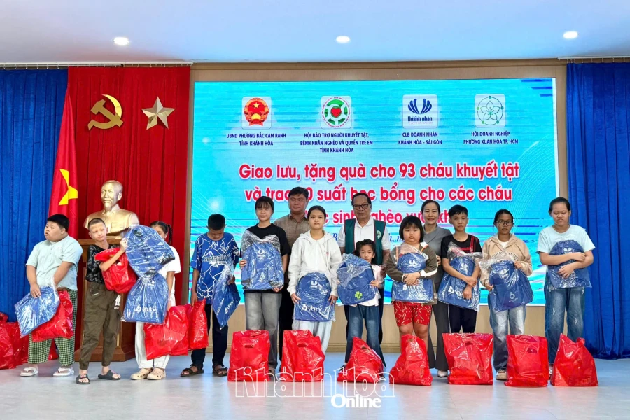 Trao quà, học bổng cho trẻ em khuyết tật và học sinh nghèo tại phường Bắc Cam Ranh và xã Cam Hiệp